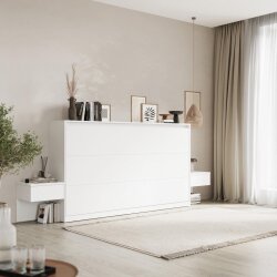 Betten Wer auf wenigen Quadratmetern wohnt, für den sind platzsparende Möbelstücke unverzichtbar. Ein Schrankbett – auch Klappbett oder Wandbett genannt – ist eine sinnvolle Lösung für kleine Wohnräume. Schrankbetten kombinieren den Komfort eines Betts mit der kompakten Form eines Wandschranks. Dies macht das Schrankklappbett zu einer guten Wahl, wenn Sie Ihre Zimmer nicht nur als Schlafplatz nutzen möchten. Am Morgen klappen Sie das Bett zur Wohnwand hoch und verstecken die Matratze. Genießen Sie den zusätzlichen Platz, den Ihnen ein flexibles Wandbett bietet. Was ist der Unterschied zwischen Klappbett, Wandbett und Schranklappbett? Der traditionelle Einbauschrank mit klappbarer Liegefläche gehört zu den Klassikern der Wohnungseinrichtung für Erwachsene und Kinder. Am häufigsten wird es als Schrankbett bezeichnet, dicht gefolgt von dem Begriff Klappbett. Es ist nicht mit der Pritsche zu verwechseln, denn Klappbetten bieten wesentlich mehr Platz und sind gemütlicher. Mit der Zeit kamen die Bezeichnungen Wandklappbett und Schrankklappbett hinzu. Gemeint ist stets dasselbe – ein Bett mit ausklappbarem Element, das Schlafort und Schrank in Einem ist. Das anpassungsfähige Schrankbett für Schlafzimmer, Jugendzimmer und Gästezimmer Eines haben alle Städte in Deutschland gemeinsam: Der verfügbare Wohnraum schrumpft. Kein Wunder, dass sich leicht verstaubare Schrankbetten mit Klappmechanismus zunehmender Beliebtheit erfreuen. Sie sind eine gute Alternative zur herkömmlichen Wohnwand. Zu den hochwertigen Modellen zählt das Wandklappbett in unserem Shop. Auf kleinem Raum im Schlaf- oder Wohnzimmer ist es die perfekte Lösung, um den vorhandenen Platz optimal zu nutzen. Viel Freiraum oder ein gemütlicher Schlafplatz – mit einem Schrankbett müssen Sie sich zwischen diesen Aspekten nicht mehr entscheiden. Ein Wandbett kommt vorzugsweise in Kinder- und Jugendzimmern zum Einsatz, bietet aber auch Erwachsenen ausreichend Liegefläche. Bestellen Sie sich das Modell mit klappbarer Liegefläche sowie optionales Zubehör unkompliziert nach Hause. Die verfügbaren Größen unseres Klappbetts für Ihre Wohnung: 160 cm x 200 cm 140 cm x 200 cm 120 cm x 200 cm 90 cm x 200 cm Geruhsame Nächte sind Ihnen in diesem modernen Wandbett zum fairen Preis sicher – ob Sie allein schlafen oder sich das Bett teilen. Tagsüber können Sie es mit minimalem Kraftaufwand hochklappen. Die Liegefläche unserer Klappbetten verschwindet hinter der edlen Front einer unaufdringlichen Schrankwand. Im Korpus unseres Schrankbetts verbirgt sich ein Regal, das Ihnen viel Stauraum für Bücher, Leselampen und andere Kleinigkeiten bietet. Diese Kombination aus Bettfunktion und Schrank macht dieses klappbare Modell zu einem Muss für kleine Räume. Neben Ihren eigenen vier Wänden werten Wandbetten auch Ihre Ferienwohnung auf. Nicht zuletzt überzeugt es mit seinem klaren, unaufdringlichen Design auch als stilvolles Gästebett. Ein modernes Wandklappbett, das sich Ihren Bedürfnissen anpasst Für erholsamen Schlaf ist es wichtig, dass Sie sich in Ihrem Schrankbett wohlfühlen. Um Ihren individuellen Erwartungen gerecht werden zu können, verzichten wir bei der Entwicklung unserer Schrankbetten auf Standardlösungen. Stattdessen profitieren Sie bei SMARTBett von einer umfangreichen Auswahl an Materialien und Farbkombinationen. Unter den 15 Designs aus massivem Holz oder beschichteten Spanplatten in Hochglanzoptik finden Sie garantiert ein Schrankbett nach Ihrem Geschmack. Mit diesen Gestaltungsmöglichkeiten harmoniert das Wandklappbett mit jedem Einrichtungsstil. Ein Anspruch, den nur wenige Modelle auf dem Markt erfüllen. Um Ihnen ein reibungsloses Einkaufserlebnis zu bieten, haben wir unseren Onlineshop intuitiv gestaltet. Navigieren Sie durch die verschiedenen Optionen und probieren Sie unterschiedliche Kombinationen aus. Ein regelmäßiger Blick in unseren Sale lohnt sich, denn dort finden Sie günstige Beistellmöbel für Ihr Klappbett. Tipp: Bestellen Sie die fachmännische Wandmontage mit. Unsere Schrankbetten beweisen: Ein günstiger Preis und erstklassige Qualität sind miteinander vereinbar. Um dies zu gewährleisten, stellen wir unsere Schrankbetten und die Bauteile selbst her. Kommen Sie in den Genuss eines eigenen Betts oder Gästebetts, bei dem alle Einzelteile nahtlos ineinandergreifen. Das Klappbett ist mit allen Matratzen kompatibel (bis zu einer Höhe von 17 cm). Stellen Sie persönliche Erinnerungsstücke, Bilderrahmen oder Dekorationsobjekte in das integrierte Regal, um Ihr Schrankklappbett noch individueller zu gestalten. Mit dem Modell kaufen Sie einen Wandschrank mit Bettfunktion, der sich Ihren Bedürfnissen anpasst. Die Vorteile unseres Schrankbetts im Überblick Verschönern Sie Ihre Wohnräume mit einem Möbelstück, das funktionell und ästhetisch zugleich ist. Mit unserem Wandschrankbett interpretieren wir den beliebten Einrichtungsklassiker neu. Qualitativ hochwertige Rohmaterialien verleihen ihm Stabilität und Widerstandsfähigkeit. Klappen Sie es auf Wunsch sicher und leicht zusammen, um mehr Freiraum zum Arbeiten, Spielen oder für Ihr Workout zu haben. Ideal als allnächtliche Ruhestätte oder als Gästebett zur gelegentlichen Nutzung. Nutzen Sie unser Wandbett nach Ihren Vorstellungen. Kaufen Sie ein Klappbett mit zahlreichen Vorteilen: mit ausklappbarem Metallfuß leichtgängiger Klappmechanismus dank Gasdruckfedern robuste Materialien und günstiger Preis breite Auswahl an Farben, Größen und Griffen integrierter, versteckter Stauraum im Wandklappbett mit vertikal oder horizontal ausklappbarem Bettgestell Bettfunktion für erholsamen Schlaf aus massiver Eiche oder mit Melamin beschichteten Spanplatten Schrankbett in zeitgemäßem Design Bei SMARTBett verschreiben wir uns der Herstellung von Schrankklappbetten, die guenstig, bequem und optisch ansprechend sind. Erwachsene finden in einem Schrankbett ebenso Erholung wie Kinder und Jugendliche. Auf der Artikelseite des Wandbetts haben Sie die Möglichkeit, Ihr persönliches Traumbett zu konfigurieren. Sie erhalten einen Überblick über die genauen Maße und können diese mit Ihren Räumlichkeiten abgleichen. Der Preis passt sich automatisch an Ihre Kombination an, sodass Sie stets den Überblick über die Kosten behalten. Schrankbett für die Wohnung online kaufen – Auswahlkriterien und Tipps Bevor Sie sich für eine Variante unseres guenstigen Klappbetts entscheiden, sollten Sie sich mit den drei wichtigsten Faktoren vertraut machen. Hierzu gehört die Zimmergröße, der Einrichtungsstil und das Material. Berücksichtigen Sie diese Punkte bei der Auswahl des Wandklappbetts, um Fehlkäufe zu umgehen. Unsere günstigen Schrankbetten bestehen aus langlebigen Materialien und begleiten Sie viele Jahre lang durch die Nacht. Umso wichtiger, dass es zu Ihrem Raum und Ihrem Geschmack passt. Die Zimmergröße und Breite der Wand Nehmen Sie gewissenhaft Maß, um die Größe des Klappbetts auf den Raum abzustimmen. Bedenken Sie, dass Sie den Schrank zu den Abmessungen der Liegefläche hinzurechnen müssen. Diese Angaben finden Sie auf der Artikelseite unseres Schrankklappbetts. Planen Sie ausreichend Platz ein, damit Sie ungehindert vor dem Bett lang gehen können. Zudem sollte die Breite des Betts zur Wand passen. Die Wandmontage kann nur an Wänden mit einer Tiefe von mindestens 10 cm erfolgen. Für welche Form von Klappbetten Sie sich entscheiden, ist Ihnen überlassen. Sie haben die Wahl zwischen der vertikalen und der horizontalen Version des Klappbetts. Letztere bieten mehr Regalfläche, während vertikal klappbare Schrankbetten im zusammengefalteten Zustand weniger Platz an der Wand einnehmen. Denken Sie auch an den Freiraum, der für die Montage erforderlich ist. Dieser sollte rund um das Bett mindestens einen Meter betragen. Der Einrichtungsstil Sparen Sie sich die Suche im Internet und kaufen Sie unser vielseitiges, guenstiges Klappbett. Je nach Farb- und Materialkombination wirkt es rustikal, futuristisch oder klassisch. Nutzen Sie diese Auswahlmöglichkeit, um das Design des Wandklappbetts an Ihren Wohnstil anzupassen. Hierfür ist die Wahl der richtigen Front entscheidend. Die industrielle Beton-Optik wirkt puristisch, während Eiche eine natürliche Atmosphäre in Ihr Zimmer zaubert. Unsere Klappbetten mit unaufdringlicher Front und hochglänzendem Finish hingegen passen zu jedem Einrichtungsstil. Das Material der Schrankbetten Dies ist ein wichtiges Kriterium beim Kauf Ihres Schrankbetts. Wählen Sie bei Ihren Klappbetten zwischen massiver Eiche beziehungsweise Wildeiche und veredelten Spanplatten. Bei beiden Optionen können Sie sich auf die Stabilität des Klappbetts verlassen. Verwenden Sie das Material der übrigen Möbel in dem Zimmer als Orientierung. Ziehen Sie auch die Funktion des Raumes in Ihre Überlegung ein. Beispiel: Das Schrankklappbett mit beständiger, kratzfester Melaminbeschichtung ist eine gute Wahl für Kinder- und Jugendzimmer. Günstige Wandklappbetten für Erwachsene, Kinder und Jugendliche bei smartbett.de bestellen Überzeugen Sie sich von den Vorteilen unseres klappbaren Schrankbetts zum erschwinglichen Preis. Ihnen steht eine Vielzahl an Personalisierungsmöglichkeiten zur Auswahl. Wir liefern Ihr Bett wahlweise per Express oder per kostenlosem Standardversand. Sie benötigen Hilfe bei der Montage Ihres Klappbetts? Fügen Sie diese optionale Serviceleistung Ihrem Warenkorb hinzu und unsere Profis kümmern sich um den Aufbau Ihres Klappbetts. Mit den sicheren Zahlungsarten kaufen Sie risikolos ein. Nachnahme, Paypal und Klarna Ratenzahlung sind nur drei von vielen Zahlungsmöglichkeiten, die wir Ihnen auf smartbett.de anbieten.  Foto 18