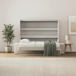 Betten Wer auf wenigen Quadratmetern wohnt, für den sind platzsparende Möbelstücke unverzichtbar. Ein Schrankbett – auch Klappbett oder Wandbett genannt – ist eine sinnvolle Lösung für kleine Wohnräume. Schrankbetten kombinieren den Komfort eines Betts mit der kompakten Form eines Wandschranks. Dies macht das Schrankklappbett zu einer guten Wahl, wenn Sie Ihre Zimmer nicht nur als Schlafplatz nutzen möchten. Am Morgen klappen Sie das Bett zur Wohnwand hoch und verstecken die Matratze. Genießen Sie den zusätzlichen Platz, den Ihnen ein flexibles Wandbett bietet. Was ist der Unterschied zwischen Klappbett, Wandbett und Schranklappbett? Der traditionelle Einbauschrank mit klappbarer Liegefläche gehört zu den Klassikern der Wohnungseinrichtung für Erwachsene und Kinder. Am häufigsten wird es als Schrankbett bezeichnet, dicht gefolgt von dem Begriff Klappbett. Es ist nicht mit der Pritsche zu verwechseln, denn Klappbetten bieten wesentlich mehr Platz und sind gemütlicher. Mit der Zeit kamen die Bezeichnungen Wandklappbett und Schrankklappbett hinzu. Gemeint ist stets dasselbe – ein Bett mit ausklappbarem Element, das Schlafort und Schrank in Einem ist. Das anpassungsfähige Schrankbett für Schlafzimmer, Jugendzimmer und Gästezimmer Eines haben alle Städte in Deutschland gemeinsam: Der verfügbare Wohnraum schrumpft. Kein Wunder, dass sich leicht verstaubare Schrankbetten mit Klappmechanismus zunehmender Beliebtheit erfreuen. Sie sind eine gute Alternative zur herkömmlichen Wohnwand. Zu den hochwertigen Modellen zählt das Wandklappbett in unserem Shop. Auf kleinem Raum im Schlaf- oder Wohnzimmer ist es die perfekte Lösung, um den vorhandenen Platz optimal zu nutzen. Viel Freiraum oder ein gemütlicher Schlafplatz – mit einem Schrankbett müssen Sie sich zwischen diesen Aspekten nicht mehr entscheiden. Ein Wandbett kommt vorzugsweise in Kinder- und Jugendzimmern zum Einsatz, bietet aber auch Erwachsenen ausreichend Liegefläche. Bestellen Sie sich das Modell mit klappbarer Liegefläche sowie optionales Zubehör unkompliziert nach Hause. Die verfügbaren Größen unseres Klappbetts für Ihre Wohnung: 160 cm x 200 cm 140 cm x 200 cm 120 cm x 200 cm 90 cm x 200 cm Geruhsame Nächte sind Ihnen in diesem modernen Wandbett zum fairen Preis sicher – ob Sie allein schlafen oder sich das Bett teilen. Tagsüber können Sie es mit minimalem Kraftaufwand hochklappen. Die Liegefläche unserer Klappbetten verschwindet hinter der edlen Front einer unaufdringlichen Schrankwand. Im Korpus unseres Schrankbetts verbirgt sich ein Regal, das Ihnen viel Stauraum für Bücher, Leselampen und andere Kleinigkeiten bietet. Diese Kombination aus Bettfunktion und Schrank macht dieses klappbare Modell zu einem Muss für kleine Räume. Neben Ihren eigenen vier Wänden werten Wandbetten auch Ihre Ferienwohnung auf. Nicht zuletzt überzeugt es mit seinem klaren, unaufdringlichen Design auch als stilvolles Gästebett. Ein modernes Wandklappbett, das sich Ihren Bedürfnissen anpasst Für erholsamen Schlaf ist es wichtig, dass Sie sich in Ihrem Schrankbett wohlfühlen. Um Ihren individuellen Erwartungen gerecht werden zu können, verzichten wir bei der Entwicklung unserer Schrankbetten auf Standardlösungen. Stattdessen profitieren Sie bei SMARTBett von einer umfangreichen Auswahl an Materialien und Farbkombinationen. Unter den 15 Designs aus massivem Holz oder beschichteten Spanplatten in Hochglanzoptik finden Sie garantiert ein Schrankbett nach Ihrem Geschmack. Mit diesen Gestaltungsmöglichkeiten harmoniert das Wandklappbett mit jedem Einrichtungsstil. Ein Anspruch, den nur wenige Modelle auf dem Markt erfüllen. Um Ihnen ein reibungsloses Einkaufserlebnis zu bieten, haben wir unseren Onlineshop intuitiv gestaltet. Navigieren Sie durch die verschiedenen Optionen und probieren Sie unterschiedliche Kombinationen aus. Ein regelmäßiger Blick in unseren Sale lohnt sich, denn dort finden Sie günstige Beistellmöbel für Ihr Klappbett. Tipp: Bestellen Sie die fachmännische Wandmontage mit. Unsere Schrankbetten beweisen: Ein günstiger Preis und erstklassige Qualität sind miteinander vereinbar. Um dies zu gewährleisten, stellen wir unsere Schrankbetten und die Bauteile selbst her. Kommen Sie in den Genuss eines eigenen Betts oder Gästebetts, bei dem alle Einzelteile nahtlos ineinandergreifen. Das Klappbett ist mit allen Matratzen kompatibel (bis zu einer Höhe von 17 cm). Stellen Sie persönliche Erinnerungsstücke, Bilderrahmen oder Dekorationsobjekte in das integrierte Regal, um Ihr Schrankklappbett noch individueller zu gestalten. Mit dem Modell kaufen Sie einen Wandschrank mit Bettfunktion, der sich Ihren Bedürfnissen anpasst. Die Vorteile unseres Schrankbetts im Überblick Verschönern Sie Ihre Wohnräume mit einem Möbelstück, das funktionell und ästhetisch zugleich ist. Mit unserem Wandschrankbett interpretieren wir den beliebten Einrichtungsklassiker neu. Qualitativ hochwertige Rohmaterialien verleihen ihm Stabilität und Widerstandsfähigkeit. Klappen Sie es auf Wunsch sicher und leicht zusammen, um mehr Freiraum zum Arbeiten, Spielen oder für Ihr Workout zu haben. Ideal als allnächtliche Ruhestätte oder als Gästebett zur gelegentlichen Nutzung. Nutzen Sie unser Wandbett nach Ihren Vorstellungen. Kaufen Sie ein Klappbett mit zahlreichen Vorteilen: mit ausklappbarem Metallfuß leichtgängiger Klappmechanismus dank Gasdruckfedern robuste Materialien und günstiger Preis breite Auswahl an Farben, Größen und Griffen integrierter, versteckter Stauraum im Wandklappbett mit vertikal oder horizontal ausklappbarem Bettgestell Bettfunktion für erholsamen Schlaf aus massiver Eiche oder mit Melamin beschichteten Spanplatten Schrankbett in zeitgemäßem Design Bei SMARTBett verschreiben wir uns der Herstellung von Schrankklappbetten, die guenstig, bequem und optisch ansprechend sind. Erwachsene finden in einem Schrankbett ebenso Erholung wie Kinder und Jugendliche. Auf der Artikelseite des Wandbetts haben Sie die Möglichkeit, Ihr persönliches Traumbett zu konfigurieren. Sie erhalten einen Überblick über die genauen Maße und können diese mit Ihren Räumlichkeiten abgleichen. Der Preis passt sich automatisch an Ihre Kombination an, sodass Sie stets den Überblick über die Kosten behalten. Schrankbett für die Wohnung online kaufen – Auswahlkriterien und Tipps Bevor Sie sich für eine Variante unseres guenstigen Klappbetts entscheiden, sollten Sie sich mit den drei wichtigsten Faktoren vertraut machen. Hierzu gehört die Zimmergröße, der Einrichtungsstil und das Material. Berücksichtigen Sie diese Punkte bei der Auswahl des Wandklappbetts, um Fehlkäufe zu umgehen. Unsere günstigen Schrankbetten bestehen aus langlebigen Materialien und begleiten Sie viele Jahre lang durch die Nacht. Umso wichtiger, dass es zu Ihrem Raum und Ihrem Geschmack passt. Die Zimmergröße und Breite der Wand Nehmen Sie gewissenhaft Maß, um die Größe des Klappbetts auf den Raum abzustimmen. Bedenken Sie, dass Sie den Schrank zu den Abmessungen der Liegefläche hinzurechnen müssen. Diese Angaben finden Sie auf der Artikelseite unseres Schrankklappbetts. Planen Sie ausreichend Platz ein, damit Sie ungehindert vor dem Bett lang gehen können. Zudem sollte die Breite des Betts zur Wand passen. Die Wandmontage kann nur an Wänden mit einer Tiefe von mindestens 10 cm erfolgen. Für welche Form von Klappbetten Sie sich entscheiden, ist Ihnen überlassen. Sie haben die Wahl zwischen der vertikalen und der horizontalen Version des Klappbetts. Letztere bieten mehr Regalfläche, während vertikal klappbare Schrankbetten im zusammengefalteten Zustand weniger Platz an der Wand einnehmen. Denken Sie auch an den Freiraum, der für die Montage erforderlich ist. Dieser sollte rund um das Bett mindestens einen Meter betragen. Der Einrichtungsstil Sparen Sie sich die Suche im Internet und kaufen Sie unser vielseitiges, guenstiges Klappbett. Je nach Farb- und Materialkombination wirkt es rustikal, futuristisch oder klassisch. Nutzen Sie diese Auswahlmöglichkeit, um das Design des Wandklappbetts an Ihren Wohnstil anzupassen. Hierfür ist die Wahl der richtigen Front entscheidend. Die industrielle Beton-Optik wirkt puristisch, während Eiche eine natürliche Atmosphäre in Ihr Zimmer zaubert. Unsere Klappbetten mit unaufdringlicher Front und hochglänzendem Finish hingegen passen zu jedem Einrichtungsstil. Das Material der Schrankbetten Dies ist ein wichtiges Kriterium beim Kauf Ihres Schrankbetts. Wählen Sie bei Ihren Klappbetten zwischen massiver Eiche beziehungsweise Wildeiche und veredelten Spanplatten. Bei beiden Optionen können Sie sich auf die Stabilität des Klappbetts verlassen. Verwenden Sie das Material der übrigen Möbel in dem Zimmer als Orientierung. Ziehen Sie auch die Funktion des Raumes in Ihre Überlegung ein. Beispiel: Das Schrankklappbett mit beständiger, kratzfester Melaminbeschichtung ist eine gute Wahl für Kinder- und Jugendzimmer. Günstige Wandklappbetten für Erwachsene, Kinder und Jugendliche bei smartbett.de bestellen Überzeugen Sie sich von den Vorteilen unseres klappbaren Schrankbetts zum erschwinglichen Preis. Ihnen steht eine Vielzahl an Personalisierungsmöglichkeiten zur Auswahl. Wir liefern Ihr Bett wahlweise per Express oder per kostenlosem Standardversand. Sie benötigen Hilfe bei der Montage Ihres Klappbetts? Fügen Sie diese optionale Serviceleistung Ihrem Warenkorb hinzu und unsere Profis kümmern sich um den Aufbau Ihres Klappbetts. Mit den sicheren Zahlungsarten kaufen Sie risikolos ein. Nachnahme, Paypal und Klarna Ratenzahlung sind nur drei von vielen Zahlungsmöglichkeiten, die wir Ihnen auf smartbett.de anbieten.  Foto 8